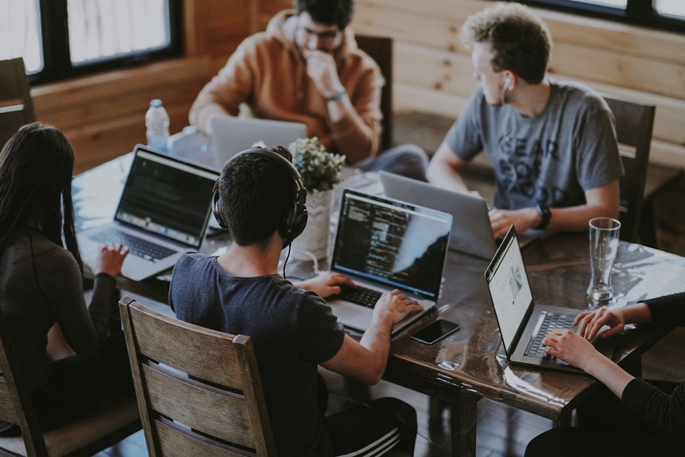 The rock/flow team of accountants and tax advisors at work